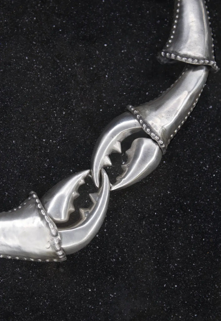 Claw-sterpobic Neckpiece