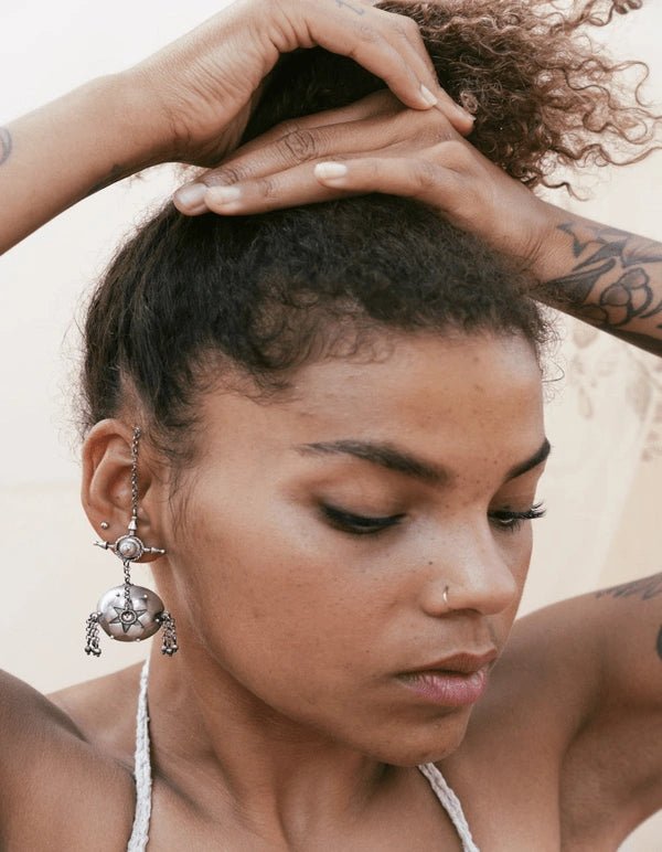 Ear Shield Ear Hang in 925 sterling silver, worn by a model – earrings, Bhavya Ramesh