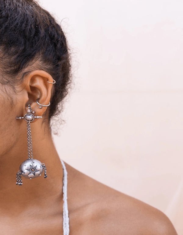 Ear Shield Ear Hang in 925 sterling silver, worn by a model – earrings, Bhavya Ramesh