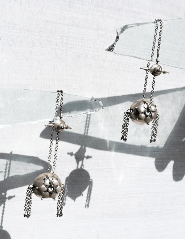 Bouclier d'oreille suspendu à l'oreille