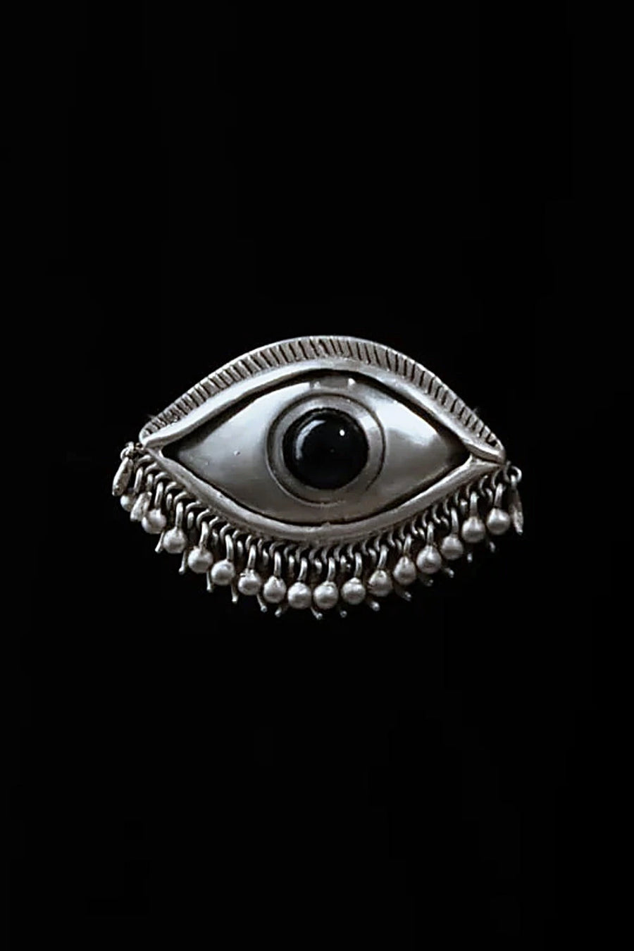 Gaze hair clip in 925 sterling silver, front view – sculpted eye with engraved lashes, black onyx centre and a fringe of drops