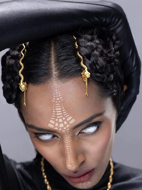 Seashas Hair clip in 18-carat gold plating on sterling silver, worn by a model – hair clip, Bhavya Ramesh