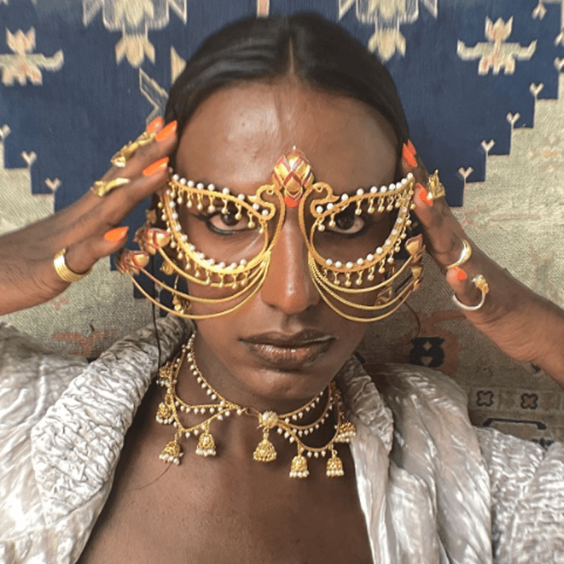 Face mask in 18-carat gold plating on sterling silver, worn by a model – face pieces, Bhavya Ramesh
