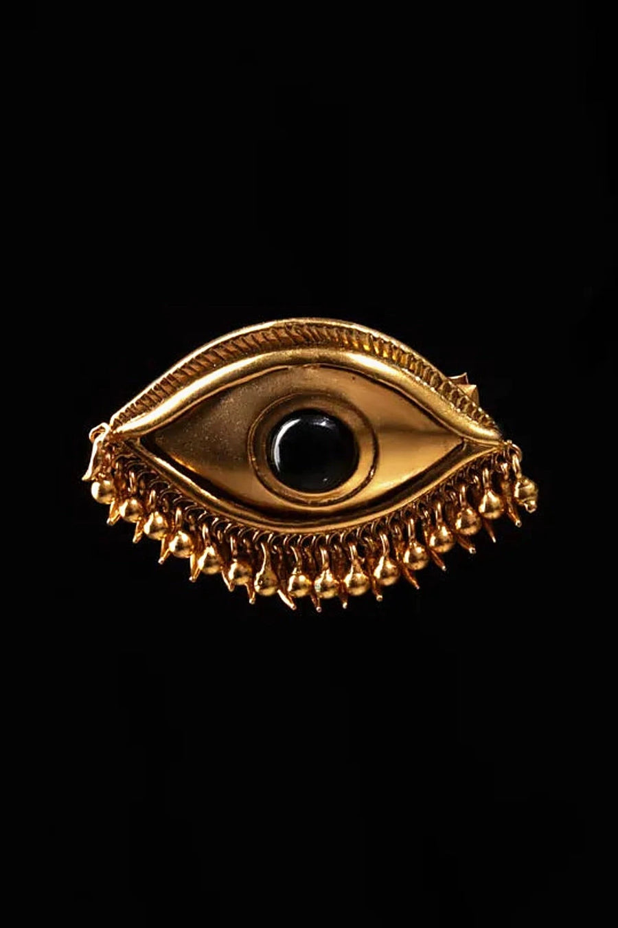 Gaze hair clip in 18-carat gold plating, front view – sculpted eye with engraved lashes, black onyx centre and a fringe of drops