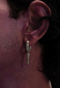Boucle d'oreille angoissée