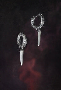 Boucle d'oreille angoissée