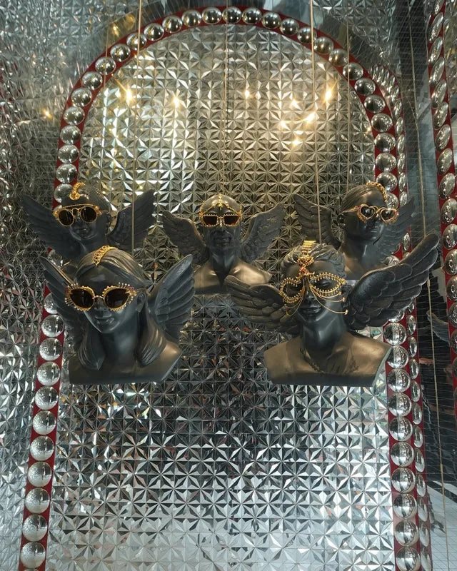 Winged busts beneath a mirrorwork arch