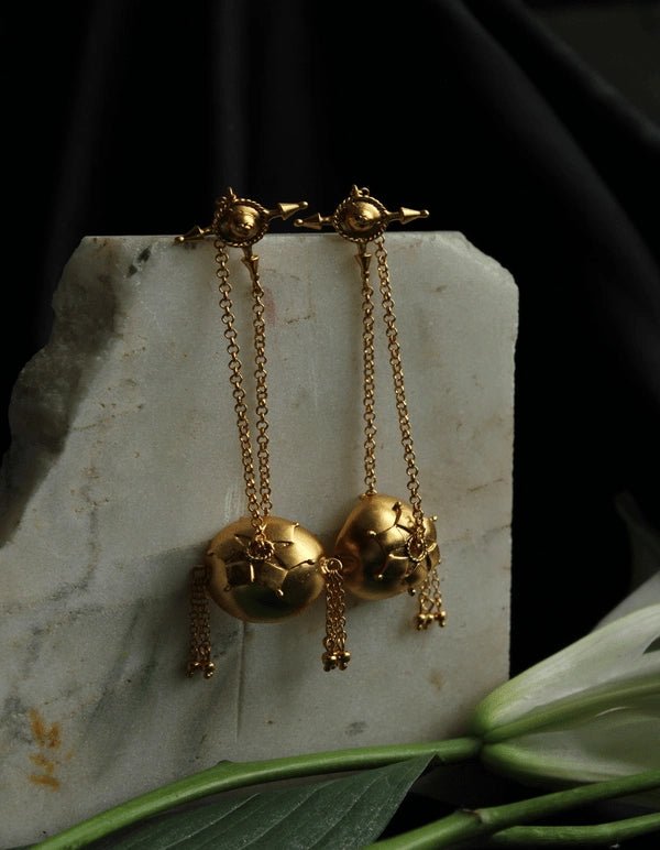 Ear Shield Ear Hang in 18-carat gold plating on sterling silver, worn by a model – earrings, Bhavya Ramesh