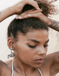 Bouclier d'oreille suspendu à l'oreille