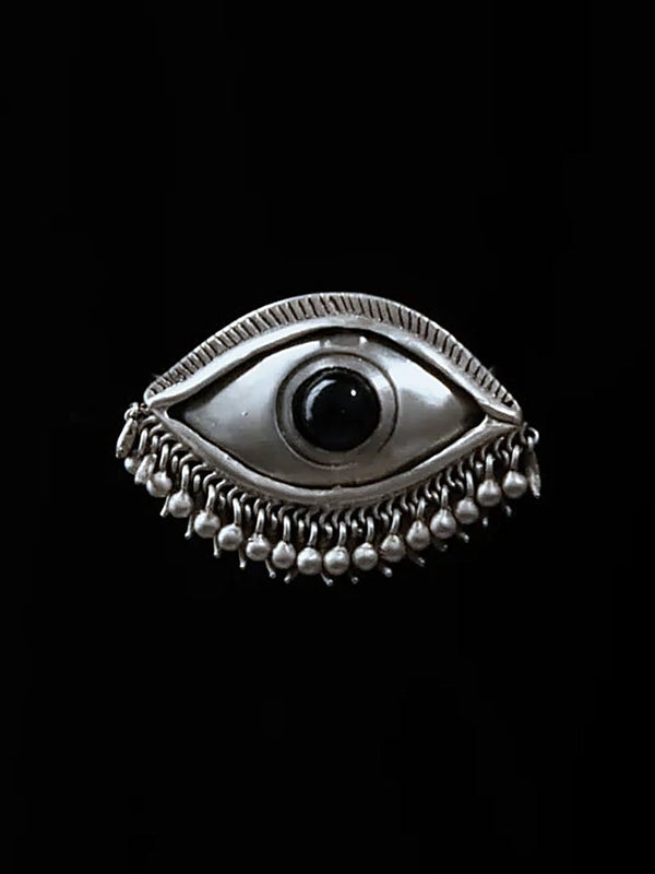 Gaze hair clip in 925 sterling silver, front view – sculpted eye with engraved lashes, black onyx centre and a fringe of drops